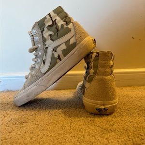 Vans HighTop Shoe Women’s Size 7